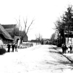 Blick in die heutige Ratzeburger Straße kurz nach 1900.  Links das Haus des Bauervogts Nehls (heute Gastwirtschaft Hack). Das Haus brannte während des Ersten Weltkrieges ab und erhielt danach sein heutiges Aussehen.