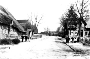 Blick in die heutige Ratzeburger Straße kurz nach 1900.  Links das Haus des Bauervogts Nehls (heute Gastwirtschaft Hack). Das Haus brannte während des Ersten Weltkrieges ab und erhielt danach sein heutiges Aussehen.