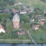 Luftaufnahme Berkenthiner Kirche mit Pastorat