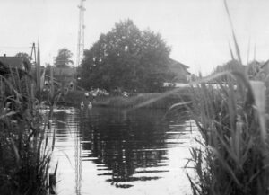 Baden im Kanal, links die Kirchsteigbrücke, hinter dem Baum Meiers Gasthof (Fotoalbum H. Schwarz)