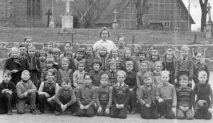 Schulklasse mit Helga Dresow 1958